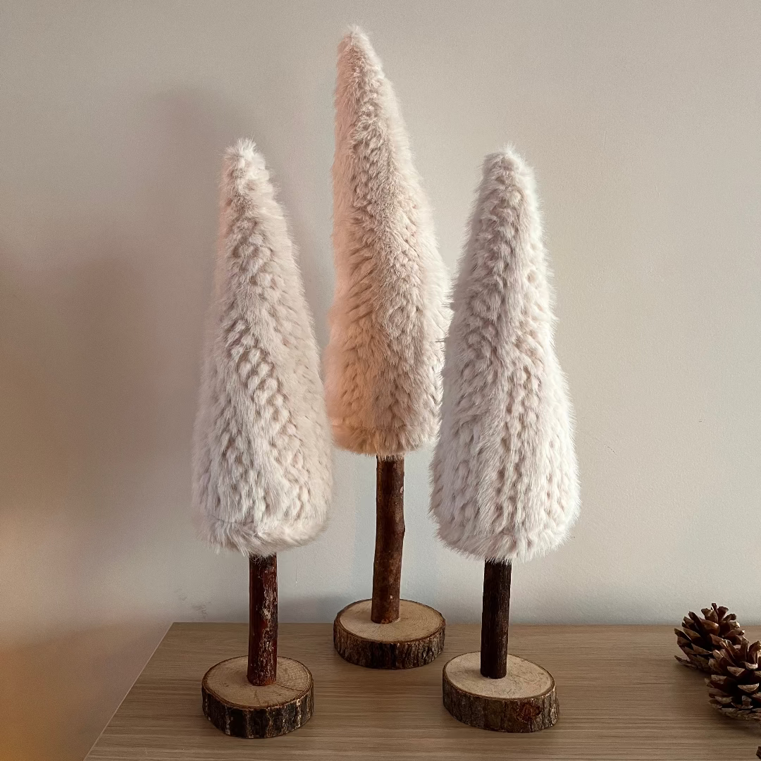 Sapin fourrure sur tronc en bois